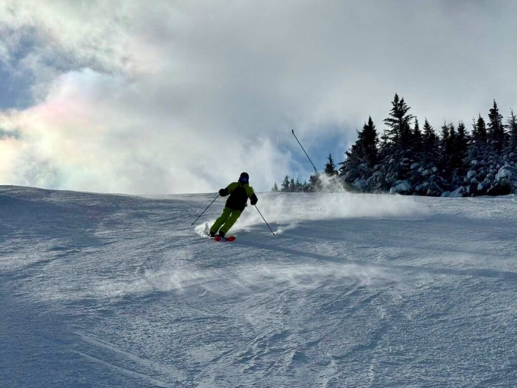 Cleveland Fagowees club member carves a beautiful turn skiing at Stowe
